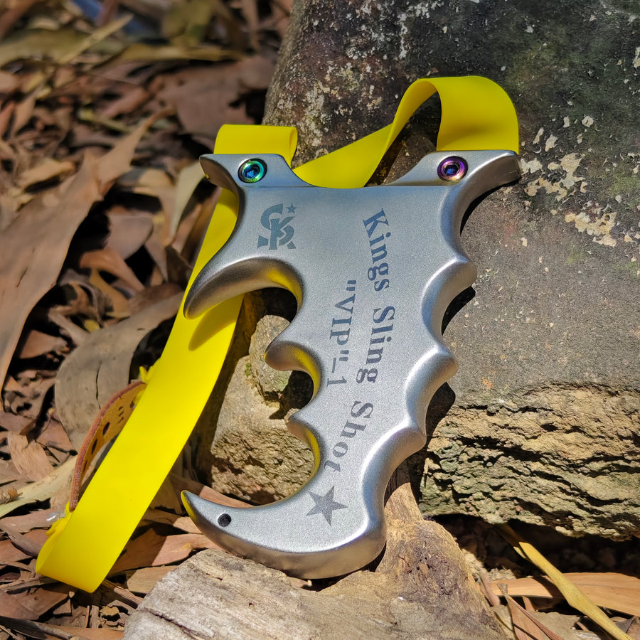 Innovative dual-grip catapult combining comfort and shooting precision