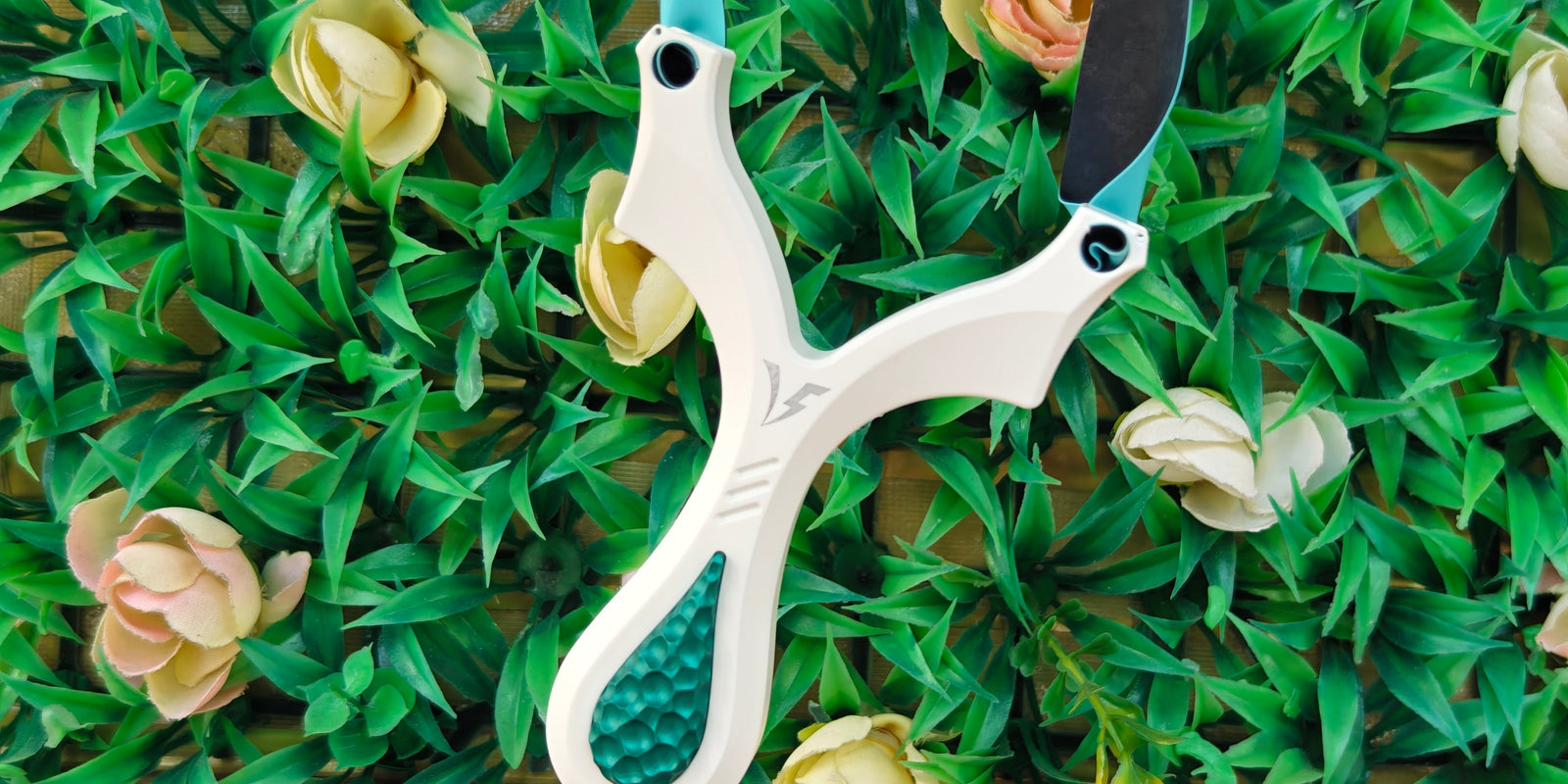 Dominate every shot with the Venomous Spike Z04 slingshot. Made from durable stainless steel, this tactical slingshot features a compact frame and ergonomic grip for powerful, accurate performance in hunting and sport shooting.