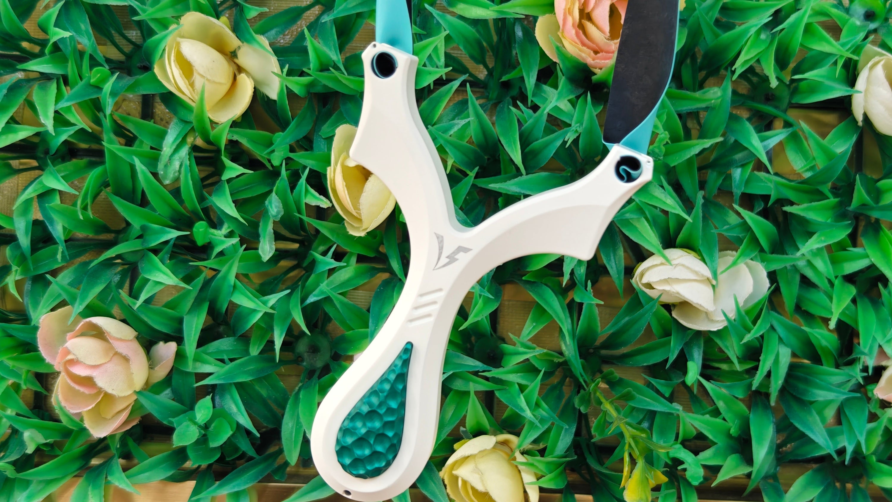 Dominate every shot with the Venomous Spike Z04 slingshot. Made from durable stainless steel, this tactical slingshot features a compact frame and ergonomic grip for powerful, accurate performance in hunting and sport shooting.