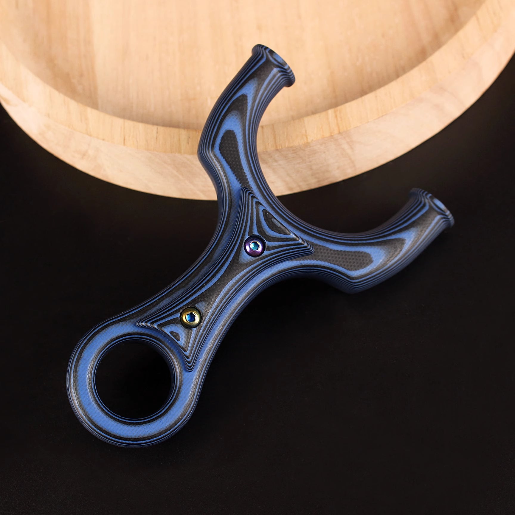 Professional SkyTiger-X26 G10 slingshot with 47mm inner gate for clear sight lines and enhanced targeting accuracy.