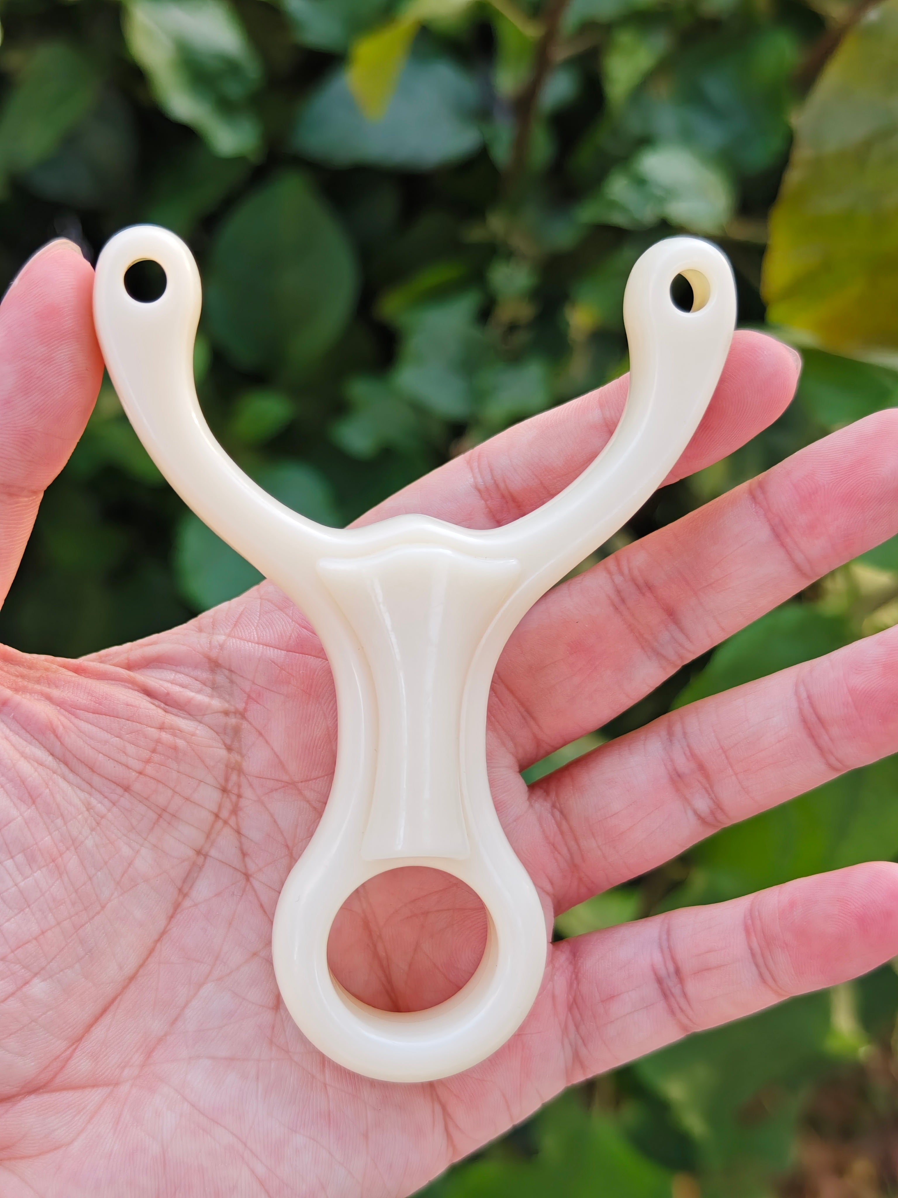 Durable resin Milky Hunter Y08 slingshot with ergonomic comfortable grip.