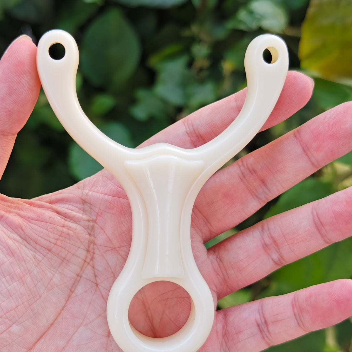Durable resin Milky Hunter Y08 slingshot with ergonomic comfortable grip.