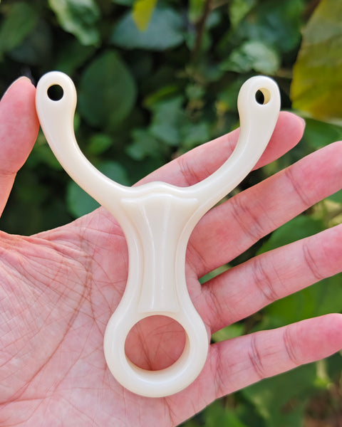 Durable resin Milky Hunter Y08 slingshot with ergonomic comfortable grip.