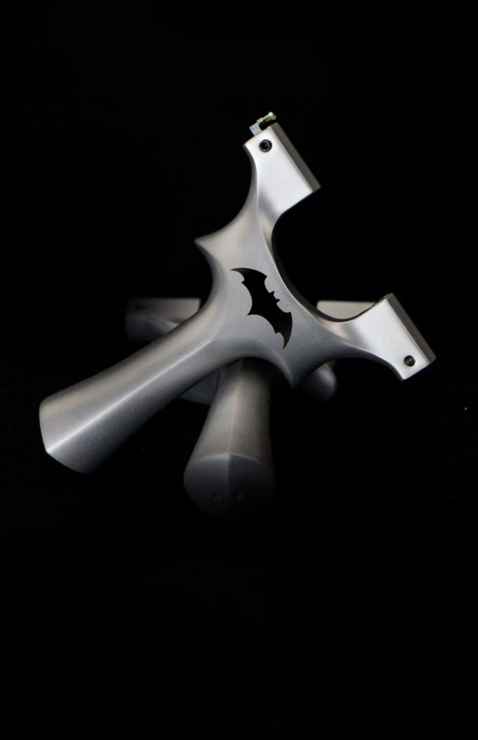 nocturnal themed slingshot for target practice
Bat-inspired Swift King slingshot, perfect for evening target sessions.