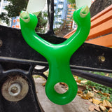 beginner-friendly slingshot with stable aiming
Easy-to-use green slingshot designed for beginners, offering clear sighting and steady aim.