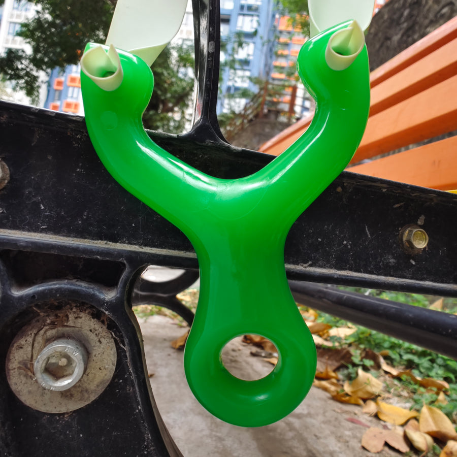 beginner-friendly slingshot with stable aiming
Easy-to-use green slingshot designed for beginners, offering clear sighting and steady aim.