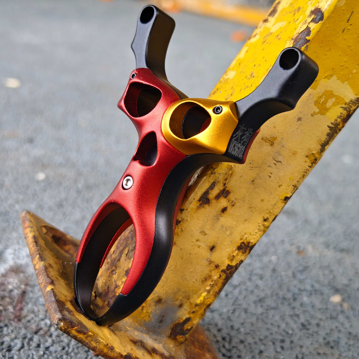 Stylish alien-themed Space Ranger slingshot combining modern aesthetics with robust durability.