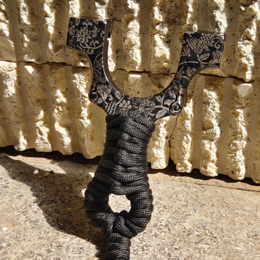 Portable Z09-Shadow Samurai slingshot weighing only 140g for easy field use.