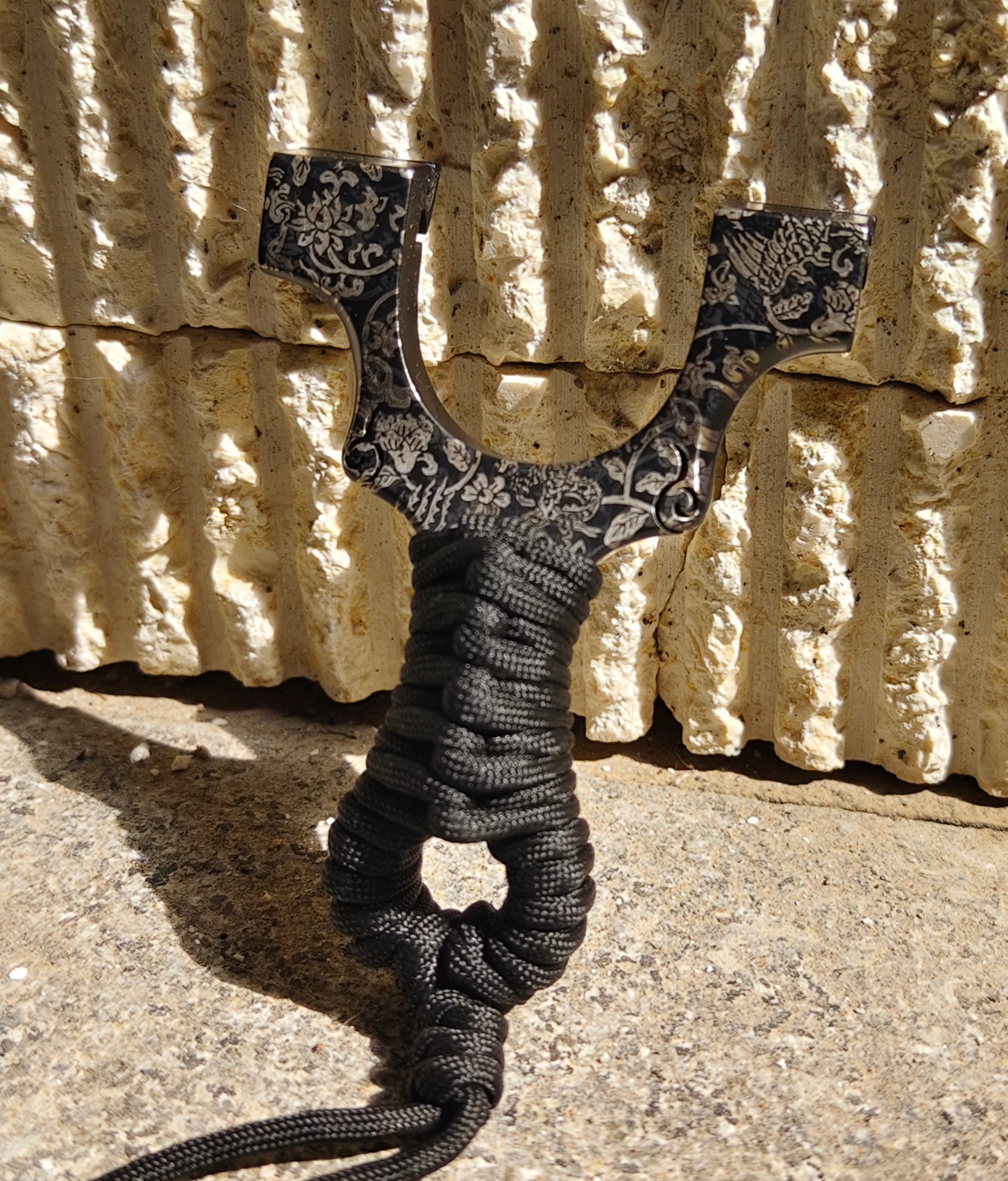 Portable Z09-Shadow Samurai slingshot weighing only 140g for easy field use.